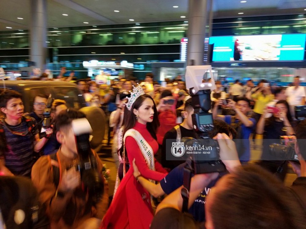 Hương Giang diện Áo dài đỏ rực rỡ, được truyền thông và người hâm mộ vây kín tại sân bay